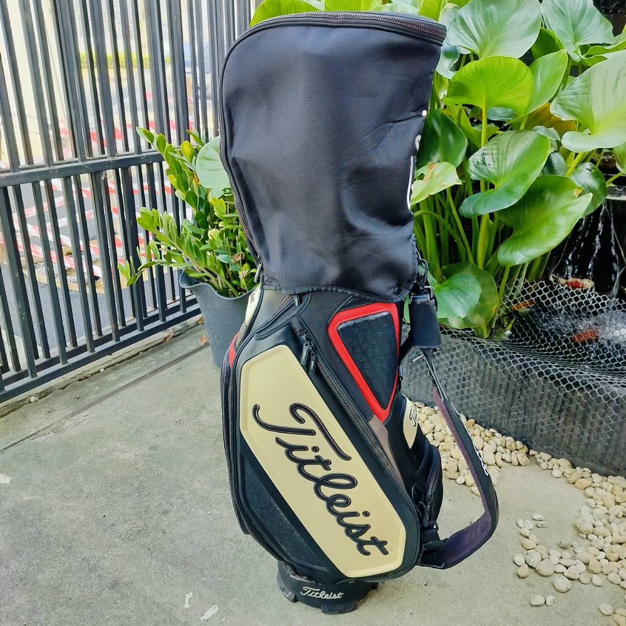 ถุงกอล์ฟ Titleist Titleist Tour Staff Bag มือสอง ของแท้!!! ของใหม่เกือบ 2 หมื่น!!!