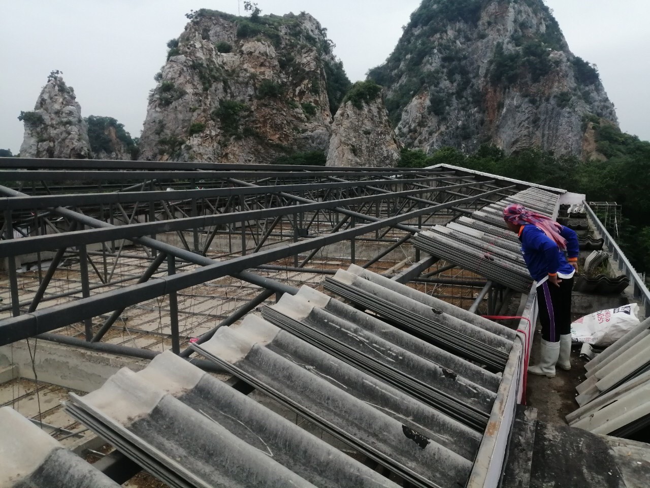 รร.อนุบาลเทศบาลต.เขางู ปรับปรุงหลังคาอาคาร 4 ชั้น