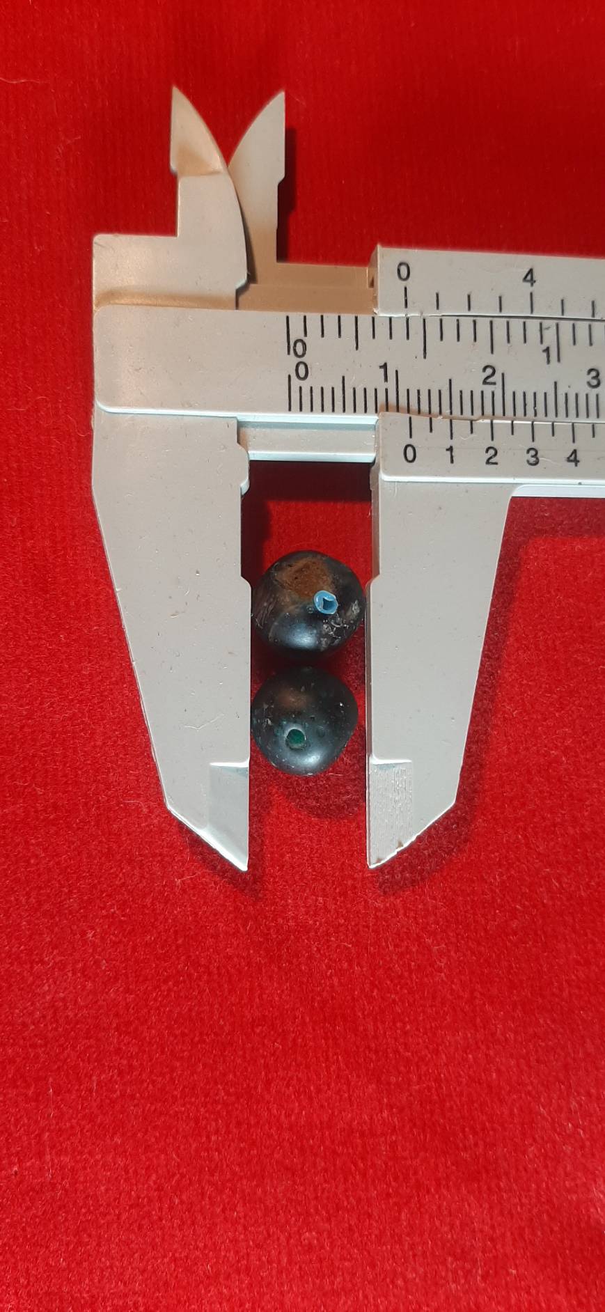 ลูกปัด แก้ว โบราณ สีเขียว มรกต 1 คู่