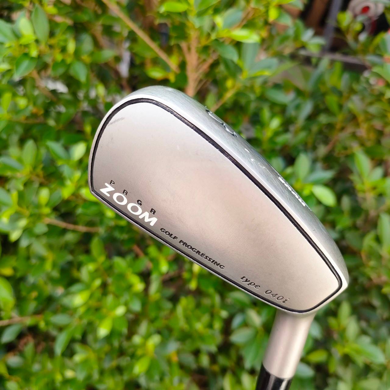 เหล็ก3 PRGR ZOOM ก้าน PRGR ZOOM FLEX R องศา 19 เป็นเหล็กกึ่งไฮบริด เป็นเหล็กยาว ที่ตีง่ายมาก และตีแม่นธงเหมือนเหล็ก ให้สปินได้สูง ระยะไกลๆแบบนี้ ตกหยุดถอยหลังได้เลยครับ