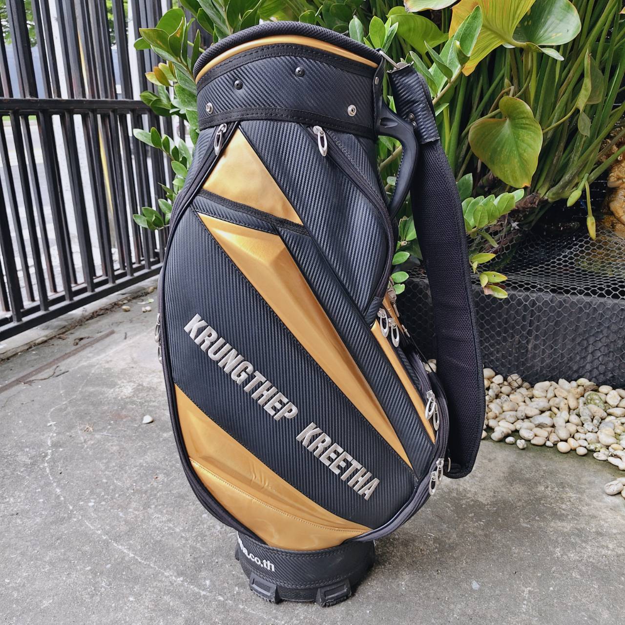 ถุงกอล์ฟ KRUNGTHEP KREETHA มือสอง ลายของถุงสวยมาก ขนาดกำลังดี ใส่ของได้ครบมาก