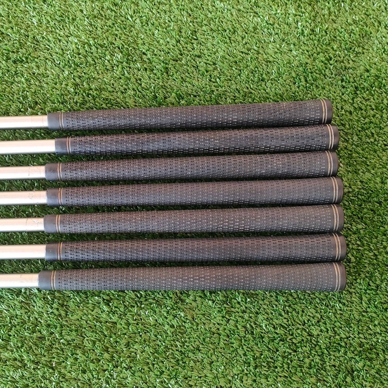 ** ไม้กอล์ฟสำหรับผู้หญิง ** ชุดเหล็ก WILSON 1200 BIMETAL มีเหล็ก 4-9 เเละ PW ก้าน WILSON 1200 FLEX L เหล็กใบใหญ่ตีง่าย มีการถ่วงทังสเตนด้านหลัง ใช้วัสดุแพงมาก ไม้กอล์ฟมือสอง ของแท้ BY NakaraLuxurious