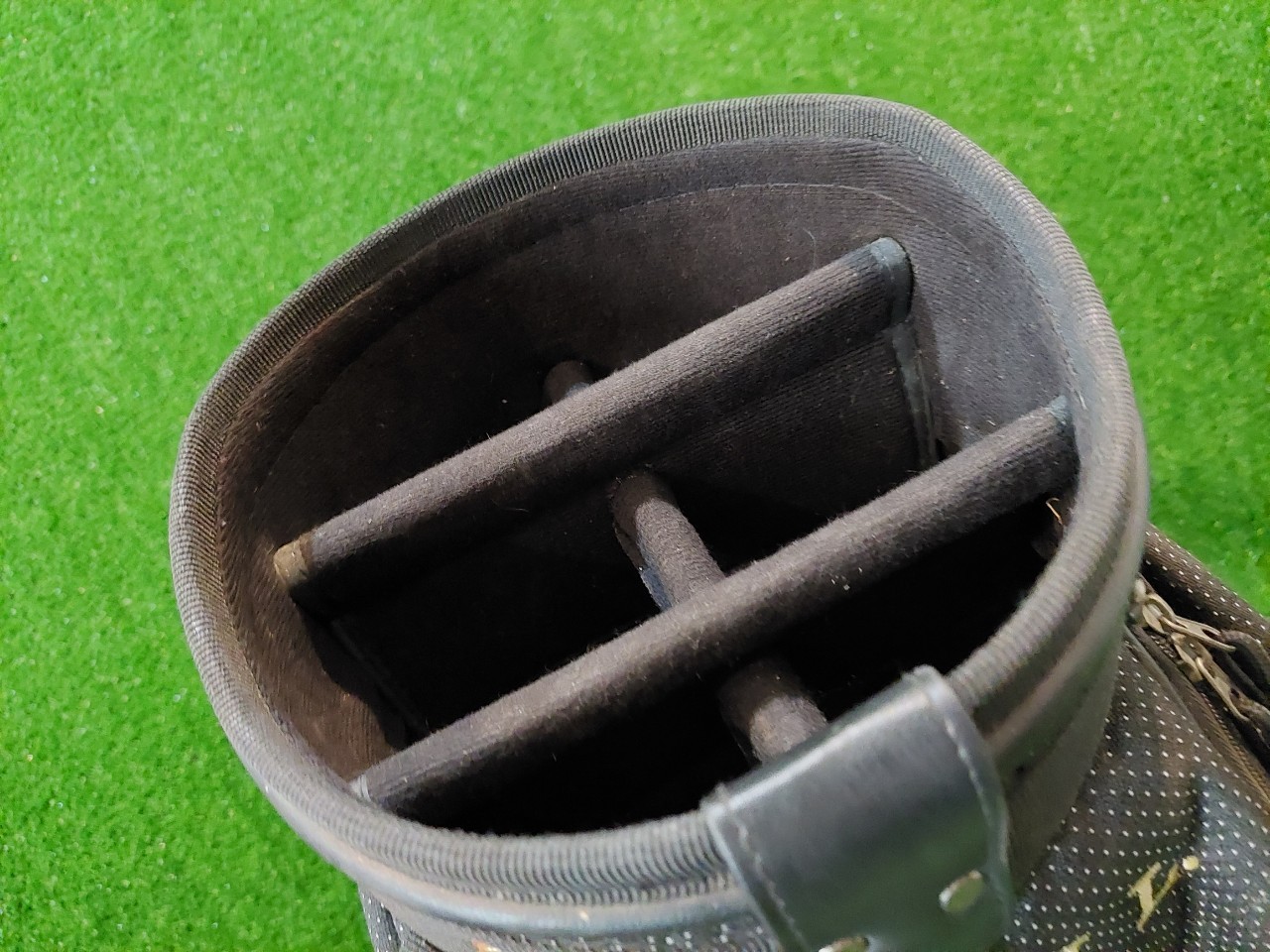 ถุงกอล์ฟสุดเท่ สไตล์สปอร์ต มีกระเป๋าเล็ก