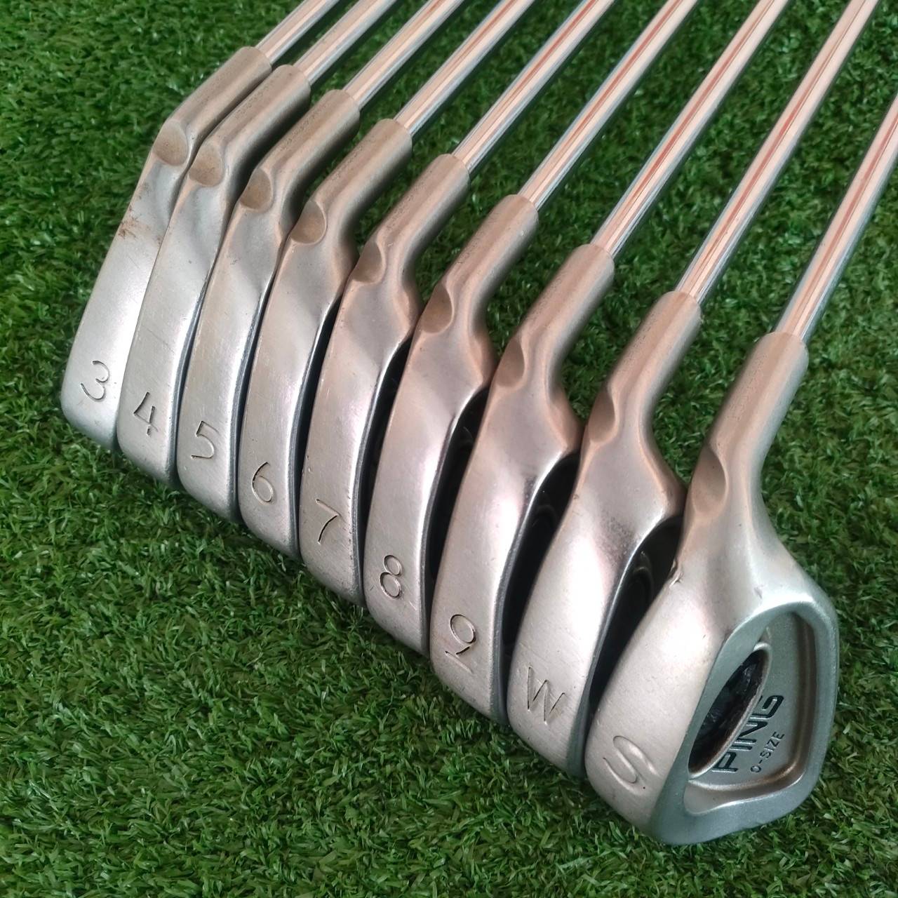 ชุดเหล็ก PING i3 O-SIZE จุดแดง มีเหล็ก 3 - 9 เเละ PW SW ก้าน CUSHIN *** มีสติ๊กเกอร์ด้านหลังหลุด*** แต่สภาพโดยรวมสวยสมบูรณ์ ไม้กอล์ฟมือสอง ของแท้ BY NakaraLuxurious