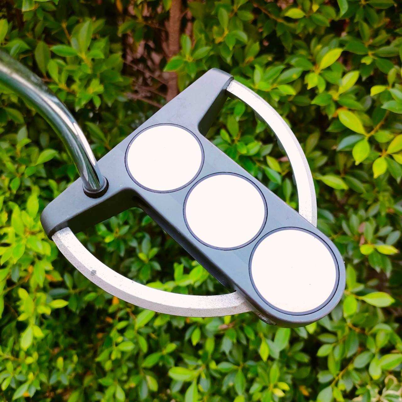 PUTTER ODYSSEY TRI-BALL SRT WHITE STEEL ความยาว 34 นิ้ว **กริพเสีย** หน้าสัมผัสที่เกาะไลน์มาก!! สามบอลเล็งง่ายขึ้นและชดเชยสูงมากกว่าทั่วไป!! ไม้กอล์ฟมือสอง ของแท้ BY NakaraLuxurious