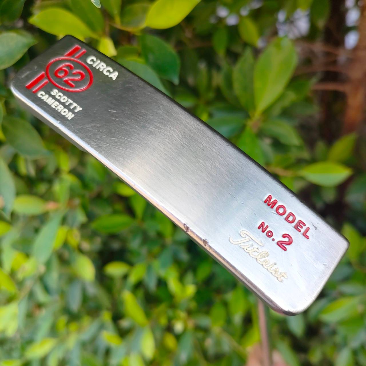 PUTTER SCOTTY CAMERON CIRCA 62 MODEL NO.2 ความยาว 35 นิ้ว งานแฮนด์เมด ในขณะที่ยังคงรักษาสไตล์ที่เหนือกาลเวลาของพัตเตอร์สีแบบคลาสสิก ไม้กอล์ฟมือสอง ของแท้ BY NakaraLuxurious