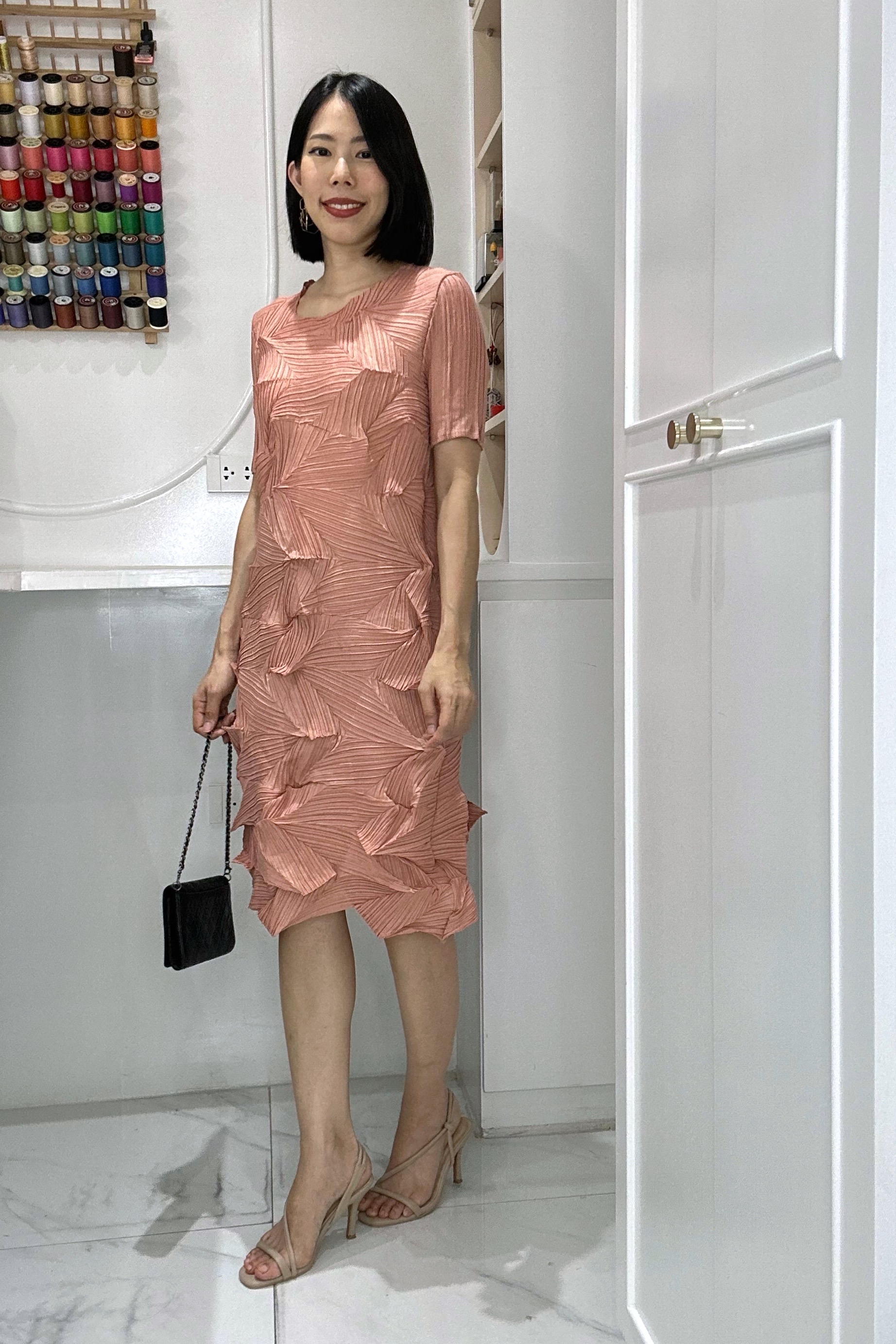 อกถึง 40นิ้ว 2MUAY GJO5633 เดรสพลีทคุณภาพ SHORT SLEEVE ZIGZAG PLEAT DRESS 4สี FREE SIZE