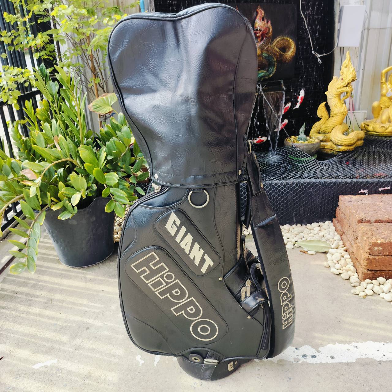 ถุงกอล์ฟ HIPPO GIANT รุ่นพิเศษ มีลายเซ็น John Daly ใบใหญ่มากๆ และหาสภาพสวยแบบนี้ยากมากค่ะ เป็นของแท้เลยนะคะ ถุงกอล์ฟพรีเมี่ยมมือสอง ของแท้ By NakaraLuxuriious
