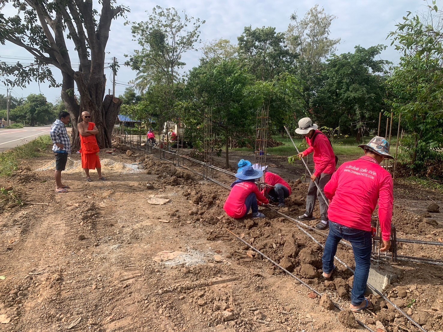 สร้างกำแพงวัดดงกะเชา จ.สุพรรณบุรี