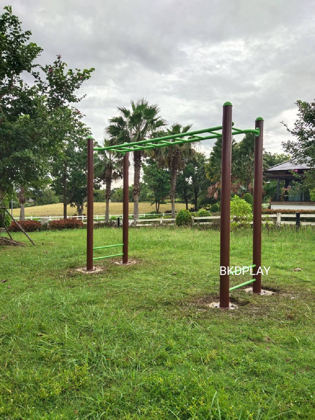เครื่องออกกำลังกายกลางแจ้ง ชุดอุปกรณ์ บริหารแขน หน้าอก หัวไหล่ แบบบาร์โหน เหนือศรีษะ สำหรับผู้ใหญ่ เด็กโตเล่นได้ ลานกีฬา อเนกประสงค์ สนามกีฬา ผลิตในไทย 10-20 วัน