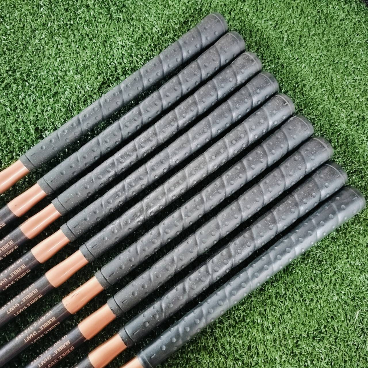 ชุดเหล็ก Taylormade TOUR BURNER มีเหล็ก 3 - 9 PW SW ครบเซ็ต สภาพสวยเดิม ก้านรุ่นนี้สุดพิเศษ เป็นก้านแบบ BUBBLE สวยเดิมทั้งชุด ก้านนี้หายากมาก ไม้กอล์ฟพรีเมี่ยมมือสอง ของแท้ By NakaraLuxurious