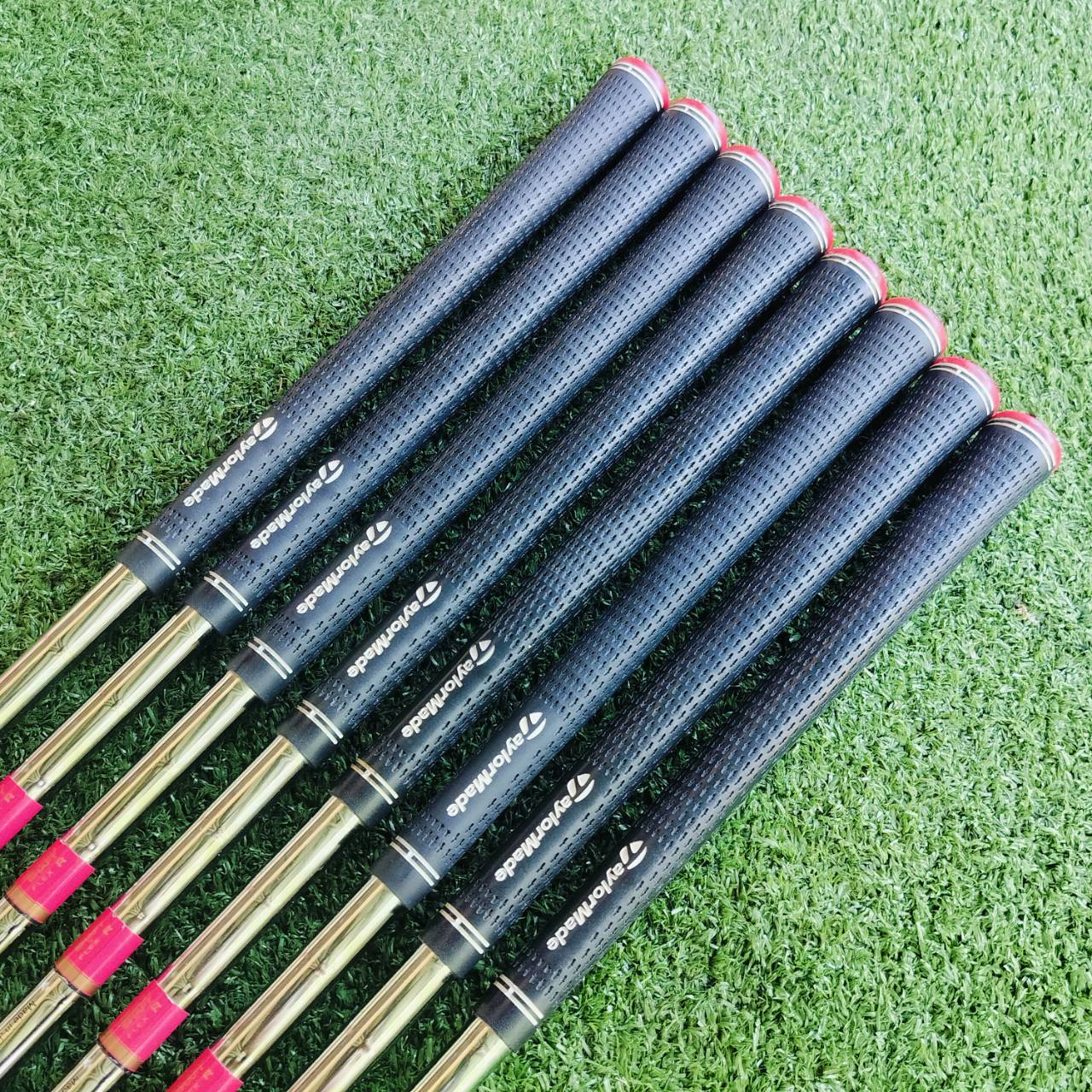 ** ไม้กอล์ฟมือซ้าย ** สวยมาก ชุดเหล็ก TAYLORMADE r7 TP มีเหล็ก 3-9 เเละ PW ครบค่ะ ก้าน NS PRO 950 FLEX R สติ๊กเกอร์ TP สวยครบชุดเลยค่ะ ไม้กอล์ฟพรีเมี่ยมมือสอง ของแท้ By NakaraLuxurious