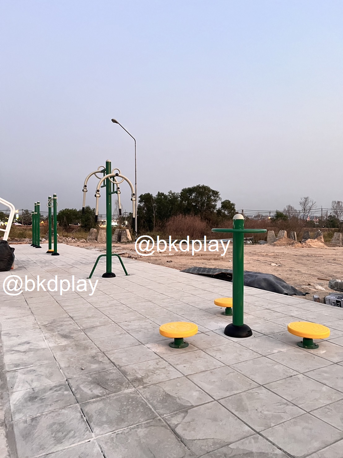 เครื่องออกกำลังกายกลางแจ้ง อุปกรณ์บิดเอวแบบยืน 3 ที่ ลานกีฬาอเนกประสงค์ สนามกีฬา ผลิตในไทย สั่งทำตามสีที่ต้องการได้