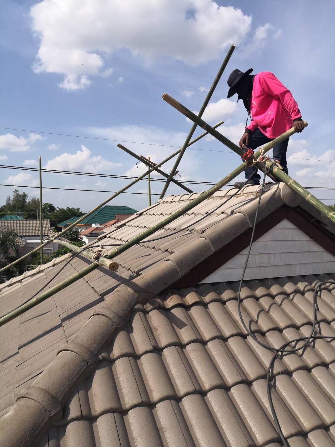 งานทาสีบ้าน และทาสีหลังคาพร้อมกันซึม ม.สินบดี