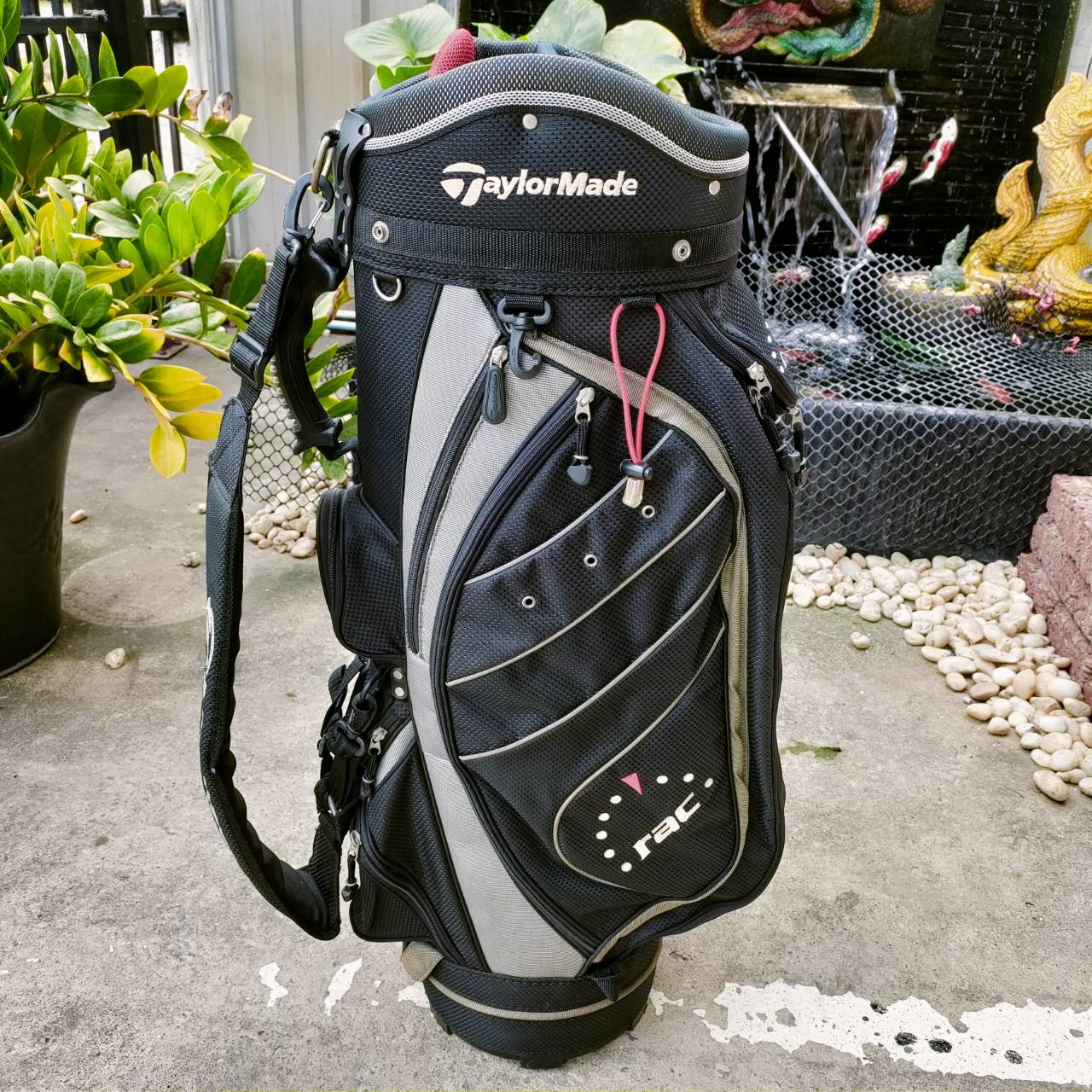 ถุงกอล์ฟ Taylormade RAC ของแท้ มือสอง สภาพสวยเดิม ถุงเบา ช่องใส่ดีไซน์ดีมากค่ะ ไม้กอล์ฟพรีเมี่ยมมือสอง ของแท้ By NakaraLuxurious