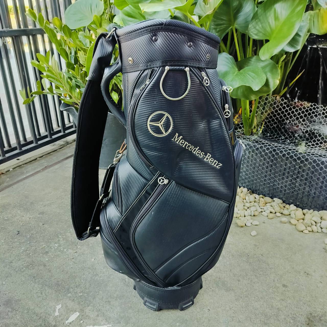 ถุงกอล์ฟ BENZ ของแท้ มือสอง **หัวซิป หลุด 1 จุด** ถ้าไม่ซีเรียส ไม่มีผลอะไร ถุงออกแบบสวยมาก ใช้งานได้ดีมากๆ สภาพสวยเลยค่ะ ลดราคาพิเศษเกินคุ้ม!!!
