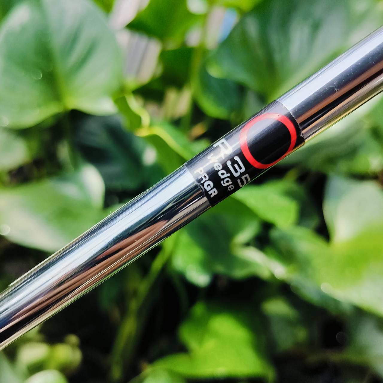 CHIPPER PRGR R-35 WEDGE งานพรีเมี่ยมญี่ปุ่น วัสดุสุดพรีเมี่ยม เล่นข้างกรีน ชิพแอนด์รัน หวังผล เล็งไลน์ดีๆ มีโอกาสมากกว่าใช้ WEDGE ออกแบบได้ดีกว่า CHIPPER ทั่วไป ไม้กอล์ฟพรีเมี่ยมมือสอง ของแท้ By NakaraLuxurious