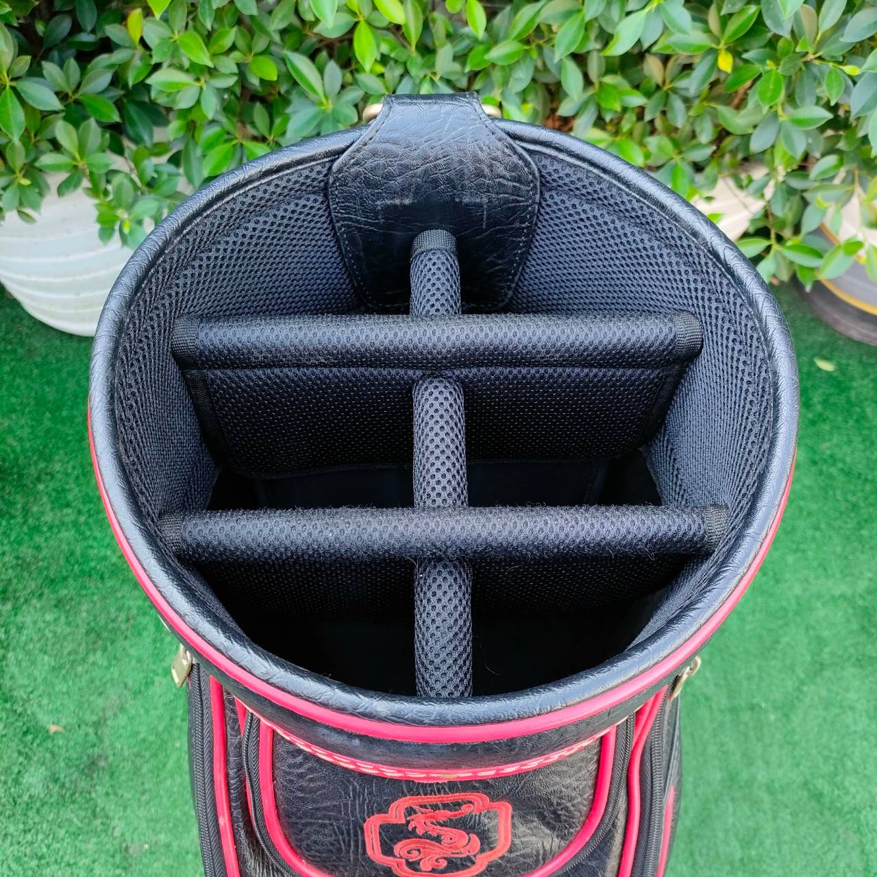 ถุงกอล์ฟ SAMURAI - DRAGON มือสอง **ถุงกอล์ฟ มีตำหนิ หัวชิฟ หลุด ** ตัวซิปใช้ได้ปกติ แค่เปลี่ยนหัวซิป ทุกอย่างสภาพสมบูรณ์ ถุงสวยมาก