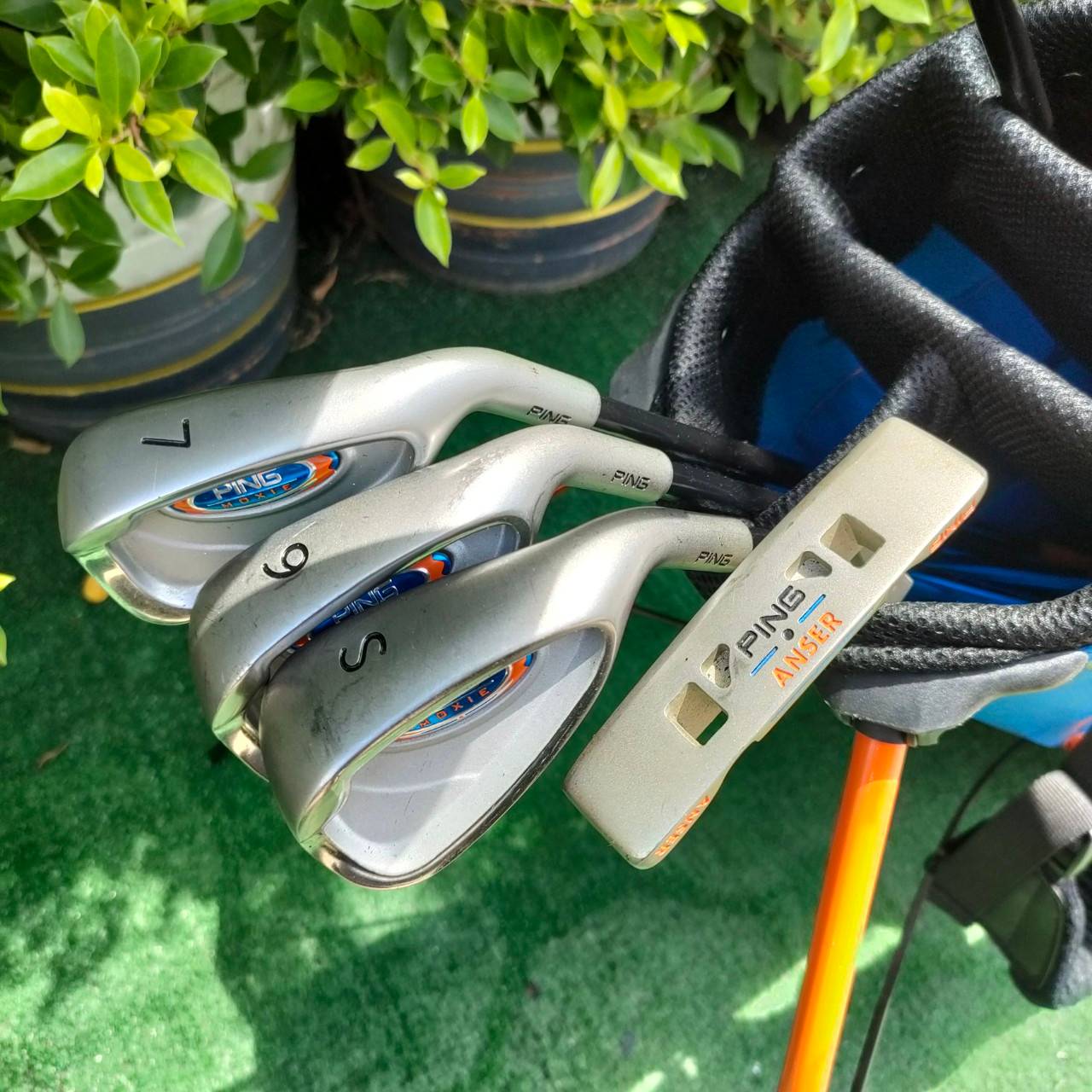 ** ไม้กอล์ฟสำหรับเด็ก ** FULLSET PING MOXIE มือสอง Driver สุดพรีเมี่ยม ตีดีมาก ตีไกล Fairwaywoods และ HYBRID เหล็ก 7 9 S ครบถ้วนของเด็ก *** เหล็ก 7 ยาว 34 นิ้ว *** PUTTER PING ANSER มาพร้อมถุงกอล์ฟขาตั้ง PING ของแท้ ไม้กอล์ฟมือสอง ของแท้ BY NakaraLuxuriou