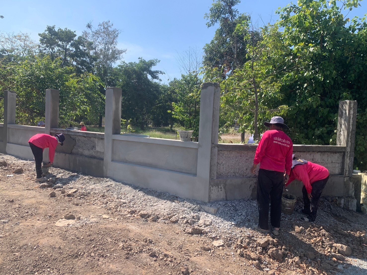 สร้างกำแพงวัดดงกะเชา จ.สุพรรณบุรี