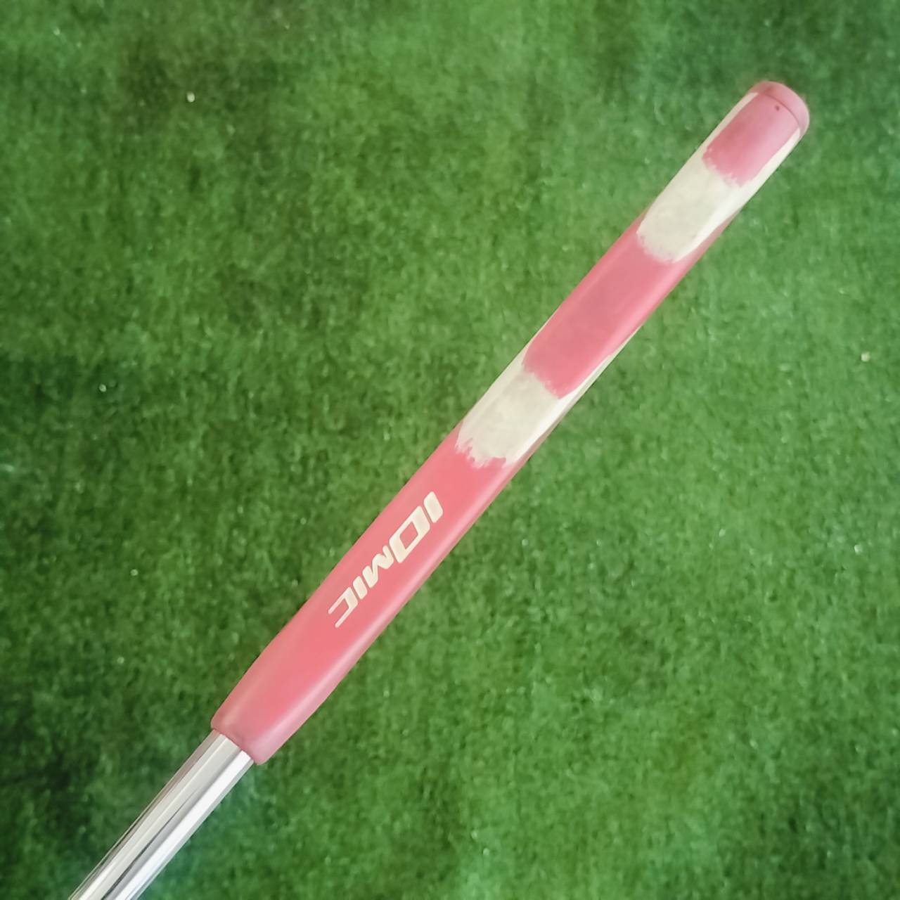 PUTTER ODYSSEY 2-BALL WHITE HOT XG ยาว 34 นิ้ว รุ่น XG เป็นหน้านุ่ม แต่มีลวดลาย เพื่อช่วยให้ลูกหมุนเกาะไลน์ยิ่งขึ้น ไม้กอล์ฟพรีเมี่ยมมือสอง ของแท้ By NakaraLuxurious