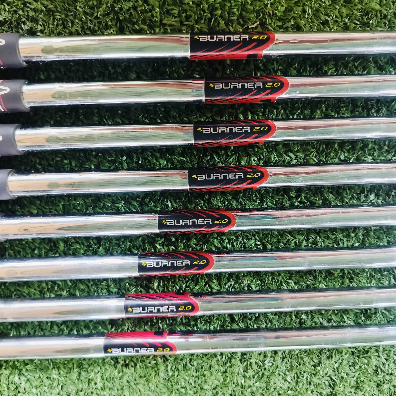 ชุดเหล็ก Taylormade BURNER 2.0 เป็นชุดที่พัฒนาปิดจุดอ่อนรอบด้าน ตีสนุกขึ้นมาก เข้าบอลแน่นขึ้น และได้ระยะทางที่ไกลขึ้นอย่างเห็นได้ชัด ไม้กอล์ฟพรีเมี่ยมมือสอง ของแท้ By NakaraLuxurious