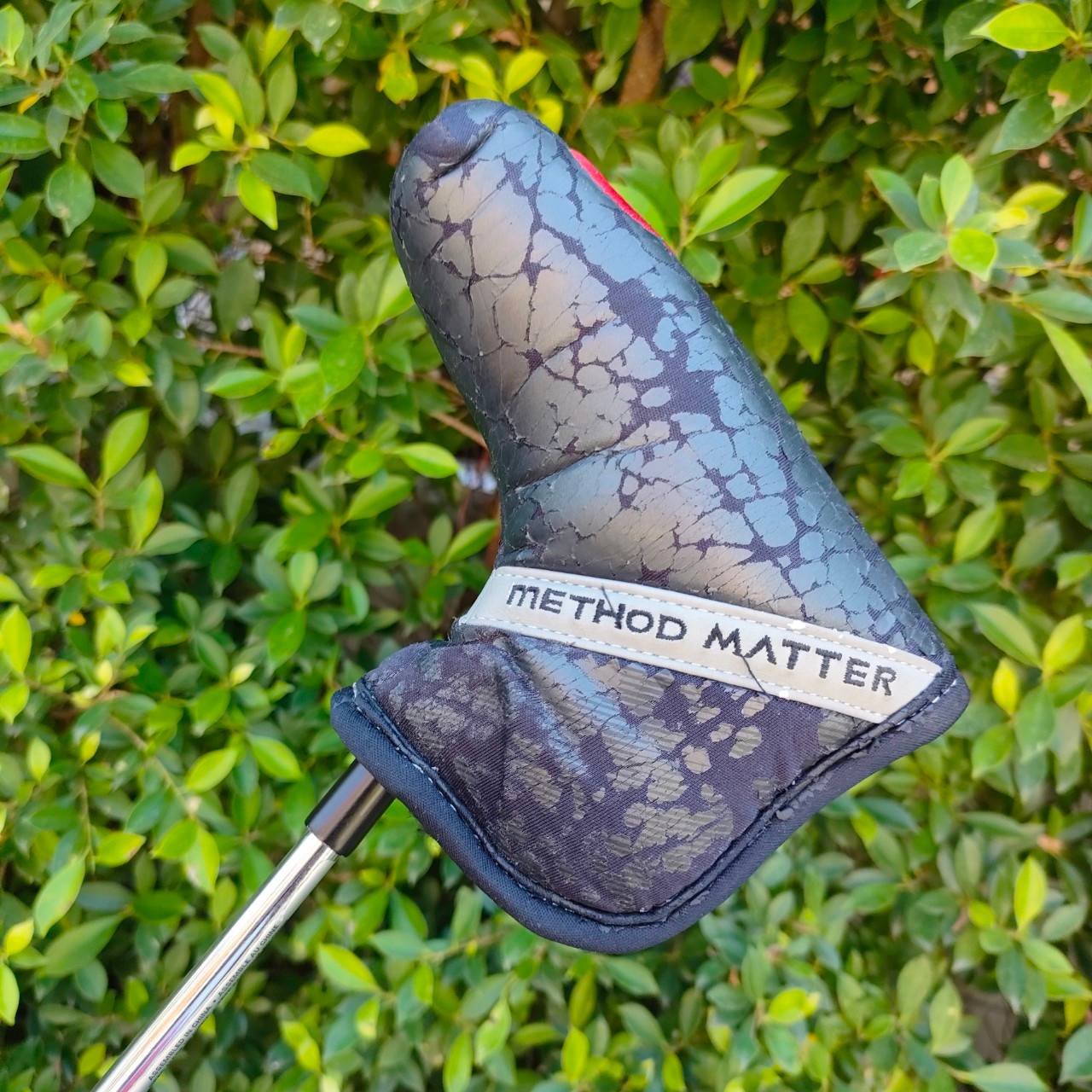 PUTTER NIKE METHOD MATTER B205 ความยาว 34 นิ้ว น้ำหนักดีมาก สภาพสวยงาม มีการถ่วงบล๊านซ์ในส่วนบนและล่าง ใช้วัสดุพรีเมี่ยมมาก ไม่แพ้ CAMERON ไม้กอล์ฟมือสอง ของแท้ BY NakaraLuxurious