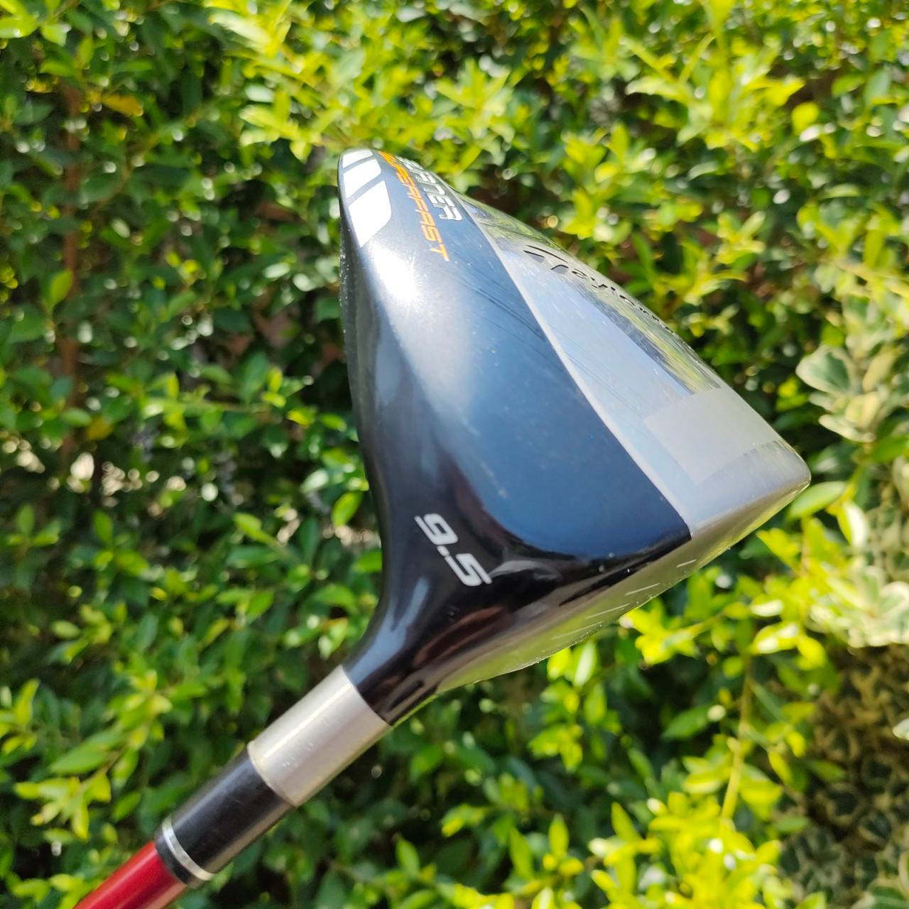 DRIVER TAYLORMADE BURNER SUPERFAST องศา 9.5 ก้าน MOTORE FUJIKURA FLEX S กระดองเคฟล่า และส่วนด้านหลังยื่นออกไป ทำให้ตีลูกลอยง่าย ชดเชยความผิดพลาดสูงสุด ตีทั้งง่าย และไกล เสียงเพราะจัดๆ