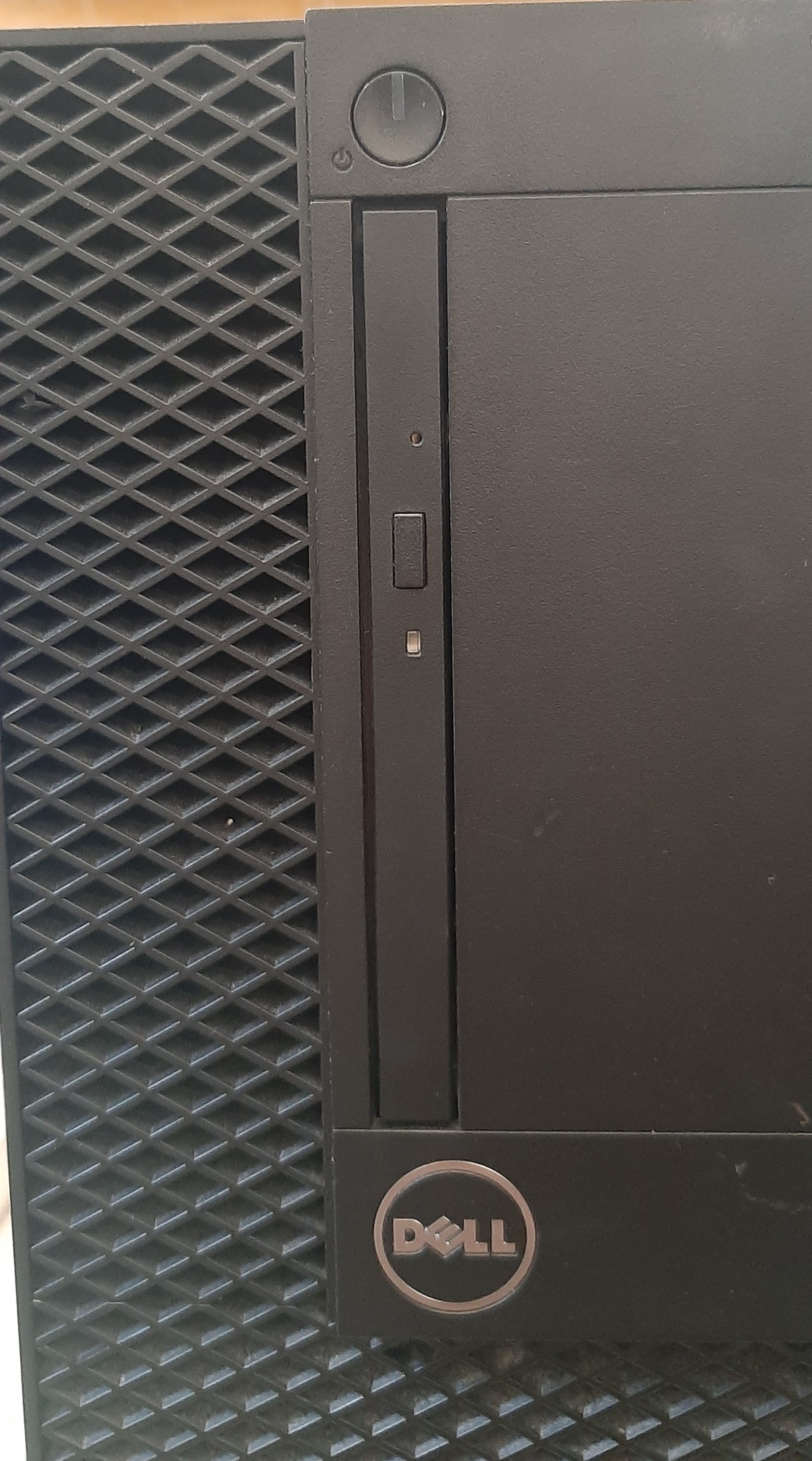 Dell optiplex 3050 MT (CPU : i5-6500 Ram : 8 GB SSD: M.2 240 GB NVME)