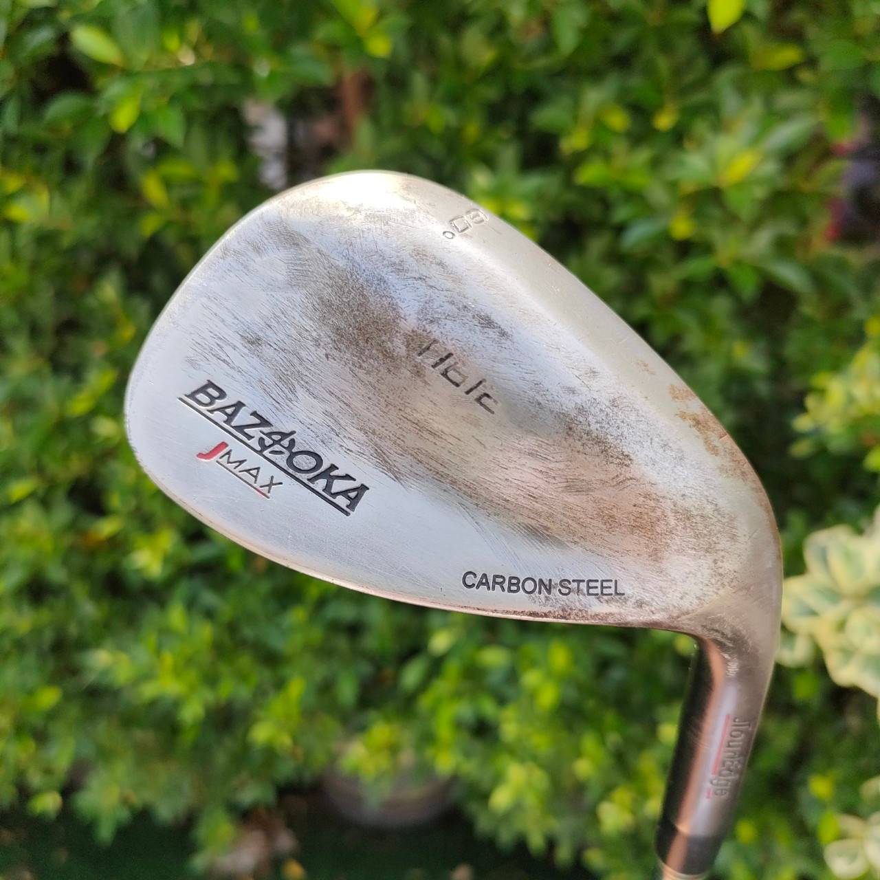 WEDGE BAZOOKA JMAX CARBON STEEL องศา 60 ก้าน BAZOOKA J FLEX WEDGE ร่องหน้าไม้คมมาก!! วัสดุ CARBON STEEL สุดพรีเมี่ยม ทั้งนุ่ม และสปินจัด เข้าปะทะบอลแน่นๆ!! ไม้กอล์ฟมือสอง ของแท้ BY NakaraLuxurious