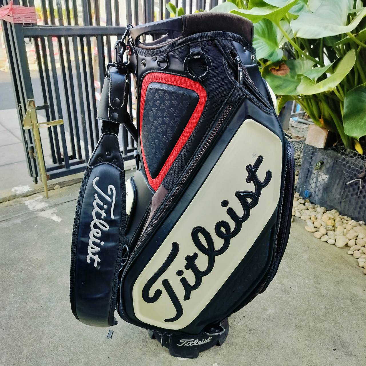 ถุงกอล์ฟ Titleist Titleist Tour Staff Bag มือสอง ของแท้!!! ของใหม่เกือบ 2 หมื่น!!!