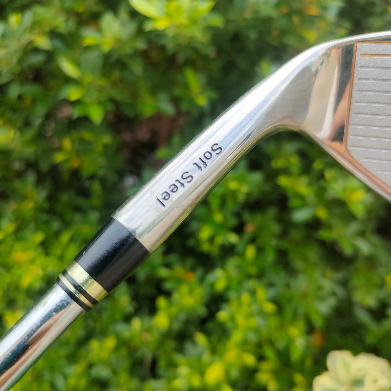 WEDGE TOUR CLASSIC 304 ของใหม่!! องศา 56 ก้าน MITSUSHIBA FLEX WEDGE เป็น WEDGE หน้ากระดาษทราย ที่กัดลูกแบบสุด!! วัสดุ SOFT STEEL ก้านก็ออกแบบมาสำหรับ WEDGE สภาพสวยนางฟ้าไม่เคยใช้งาน มือหนึ่ง ของแท้ BY NakaraLuxurious