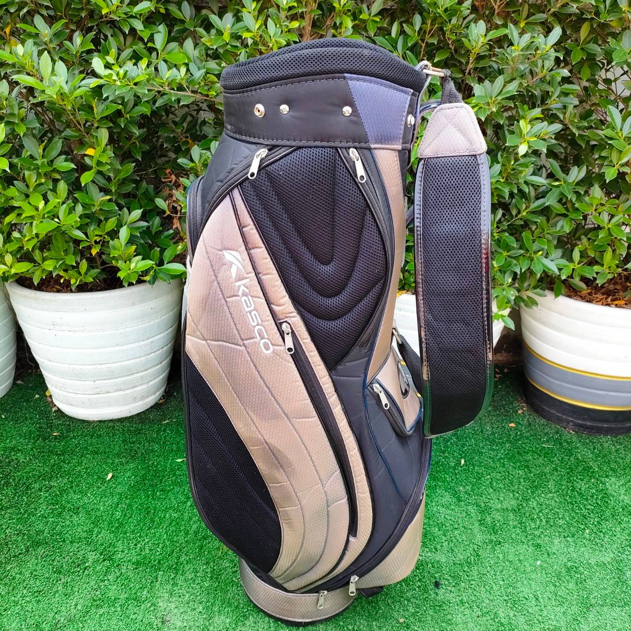 ถุงกอล์ฟ KASCO มือสอง สภาพสมบูรณ์ มีซีดนิดหน่อย ตามรูป แต่โดยรวมสวยครับ