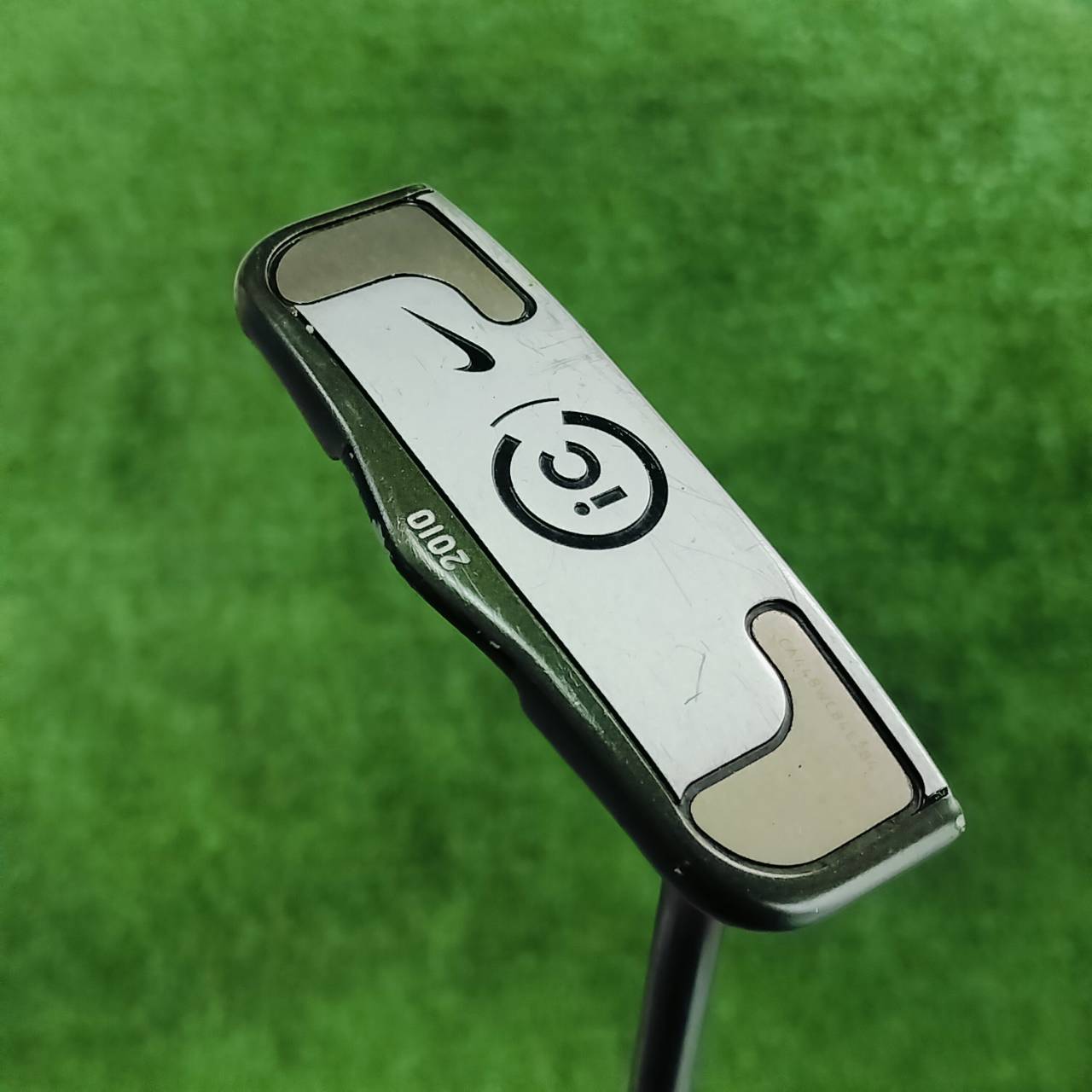 PUTTER NIKE IC2010 ยาว 33 นิ้ว บล๊านซ์มากๆ มีถ่วงทังสเตนสองข้าง หน้าสัมผัส MILLED เพื่อให้ลูกกอล์ฟ หมุนเร็วที่สุด ไม้กอล์ฟพรีเมี่ยมมือสอง ของแท้ By NakaraLuxurious