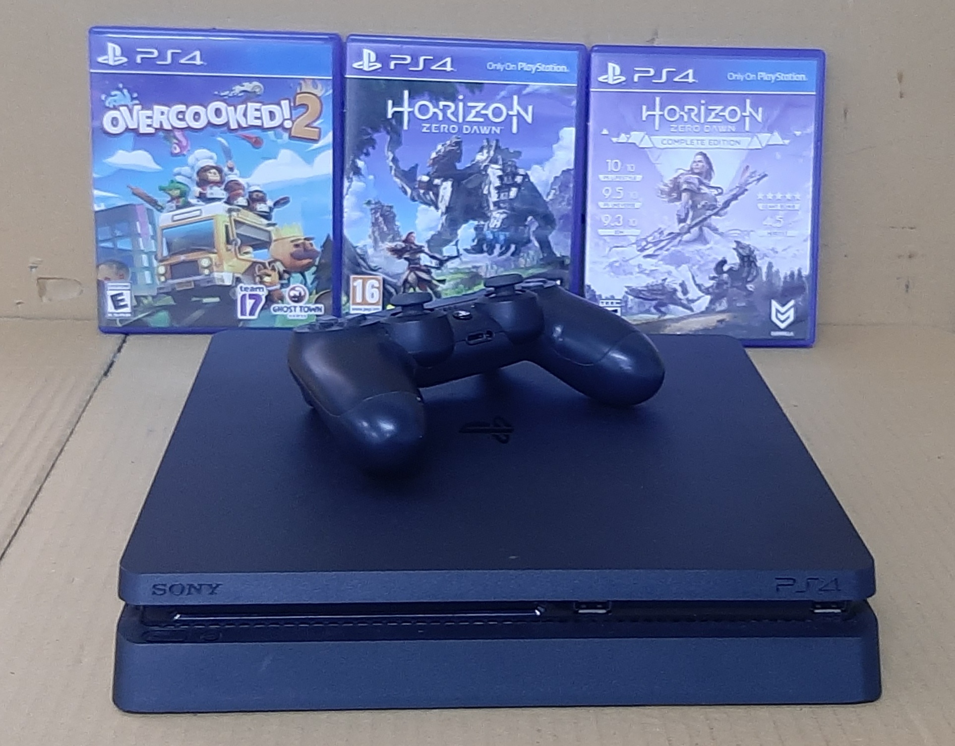 PlayStation 4 Slim ประกันร้าน สภาพดี มีแผ่นเกม 3 แผ่น พร้อมจอยส์