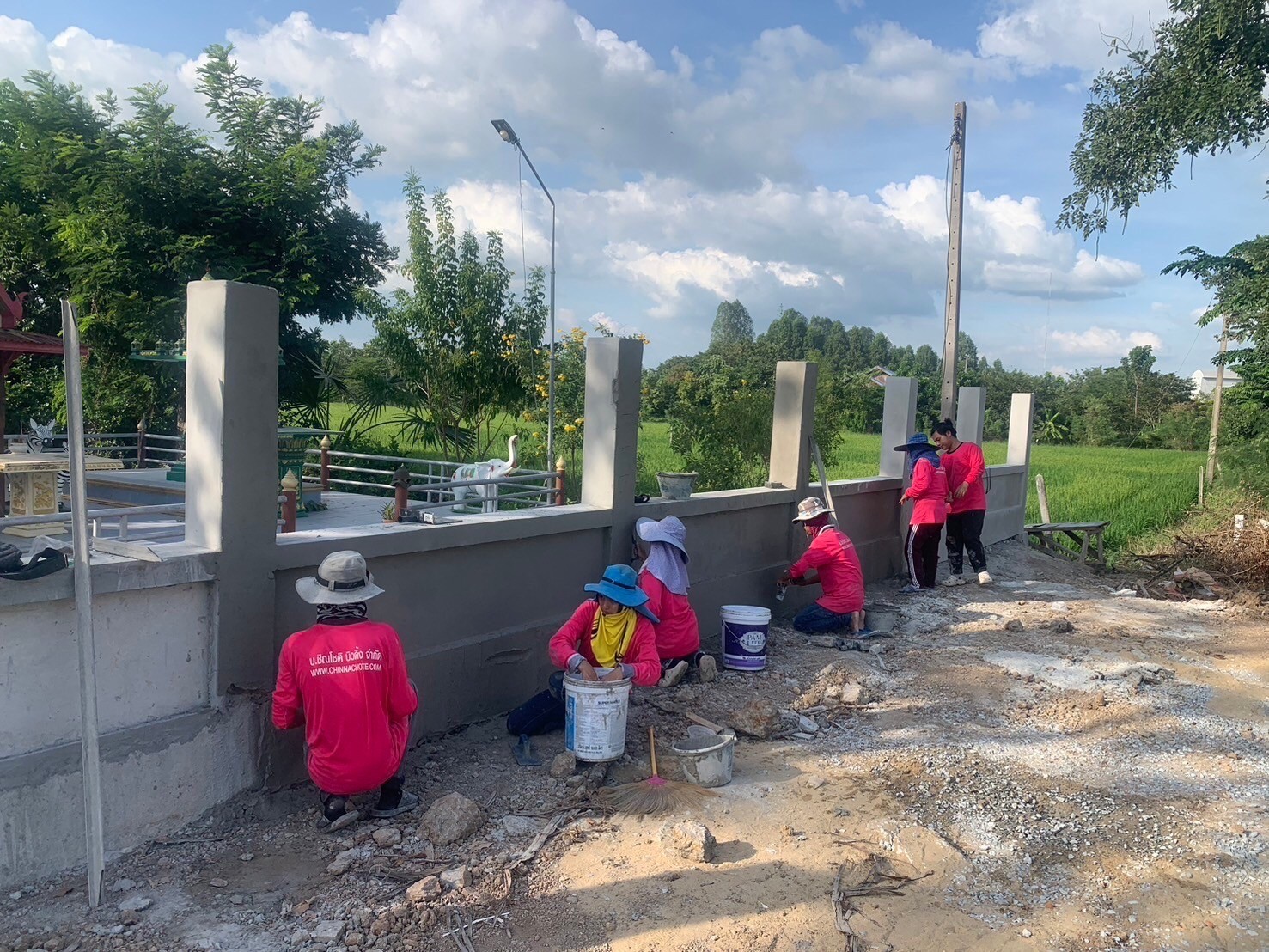 สร้างกำแพงวัดดงกะเชา จ.สุพรรณบุรี