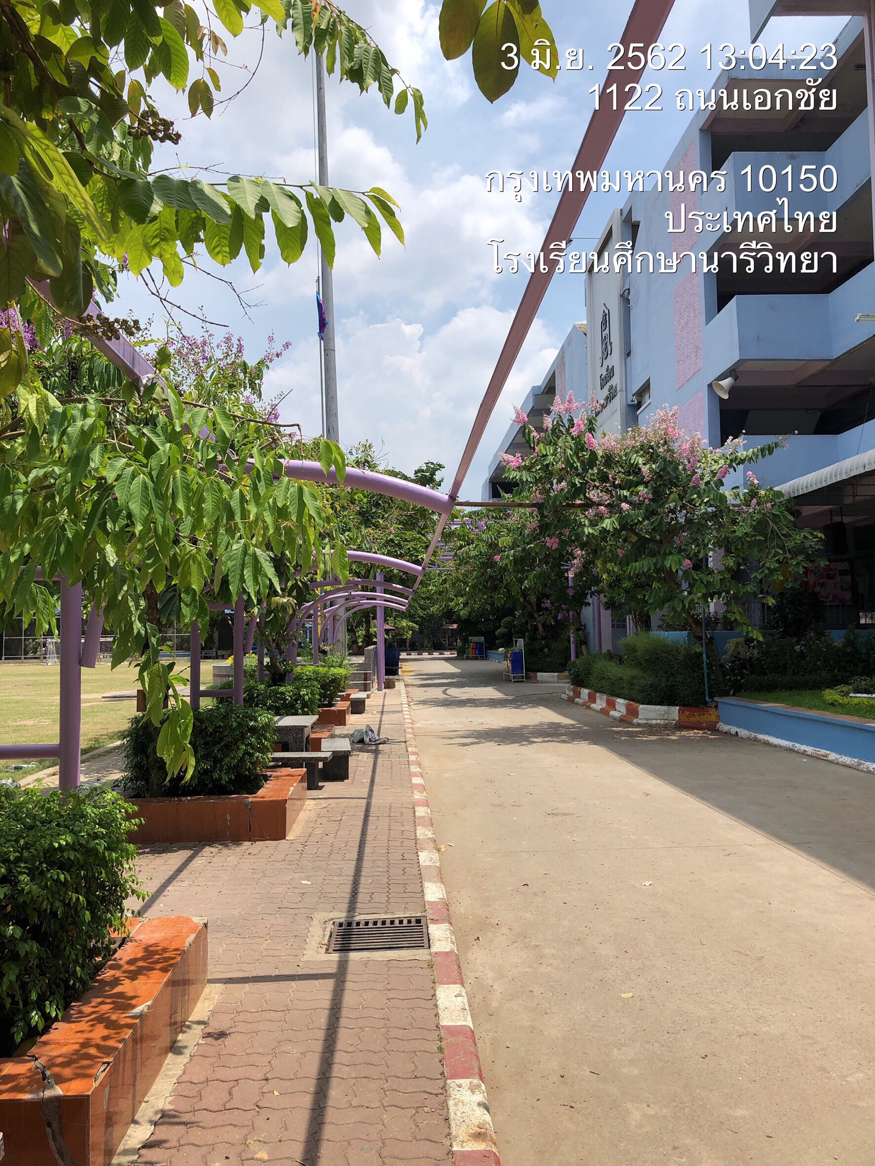 รร. ศึกษานารี ทำหลังคาทางเชื่อมอาคารเรียน