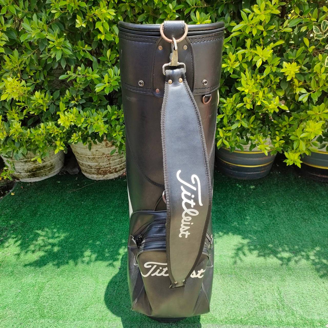 ถุงกอล์ฟ TITLEIST มือสอง สภาพสวยเรียบร้อย เป็นถุง TOUR ภายในบุกำมะหยี่อย่างดี ไม้กอล์ฟมือสอง ของแท้ BY NakaraLuxurious