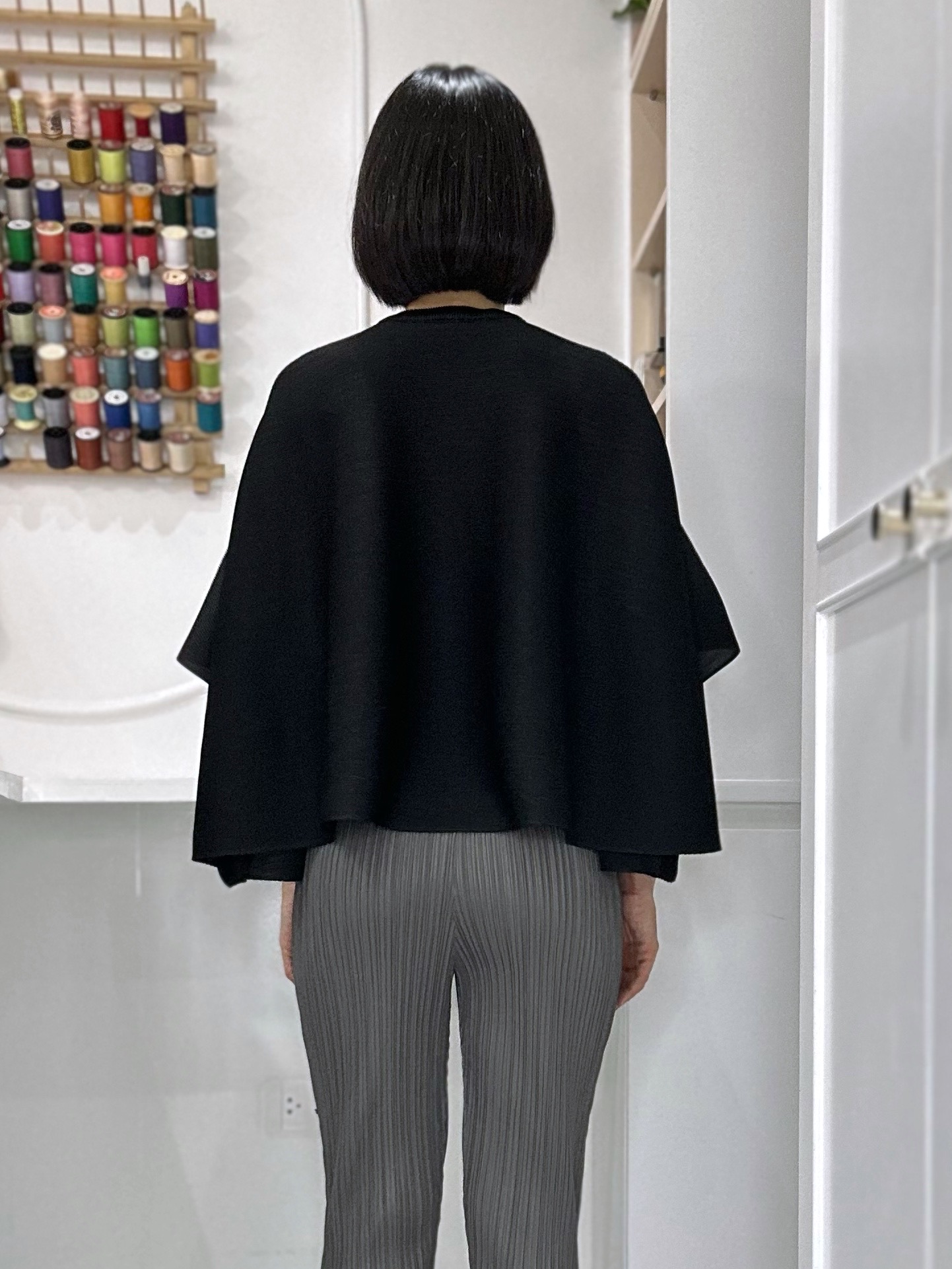 2MUAY รุ่น GJO1289 เสื้อพลีทคุณภาพ OPEN NECK FLARE SLEEVE PLEATED TOP สีดำ FREE SIZE