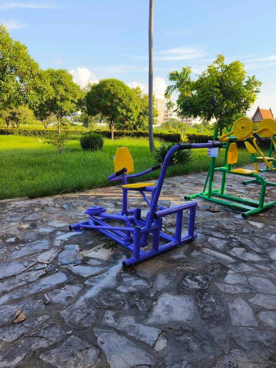 เครื่องออกกำลังกายกลางแจ้งผู้ใหญ่ ชุดอุปกรณ์ บริหารแขน ลดหน้าท้อง และนวดหลัง แบบดึง ยกตุ้ม น้ำหนัก ,ลานกีฬาอเนกประสงค์ สวนสาธารณะ ,เทศบาล,หมู่บ้าน,ผลิตในไทย,สั่งทำตามสีที่ต้องการได้ ขนาด 100x100x110 ซม.