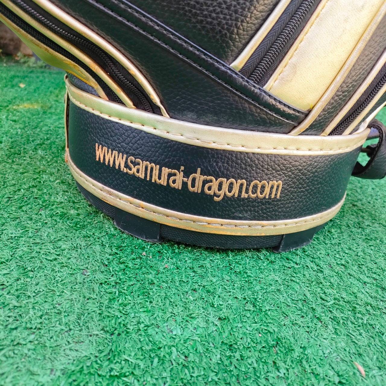 ถุงกอล์ฟ SAMURAI - DRAGON มือสอง ของแท้ ถุง Tour 9 นิ้ว ลายสวยมากๆ ** ใบนี้มีตำหนิที่ COVER ** มีรูปให้ชมครับ แต่ส่วนของถุง สภาพเดิม สวยๆเลยครับผม