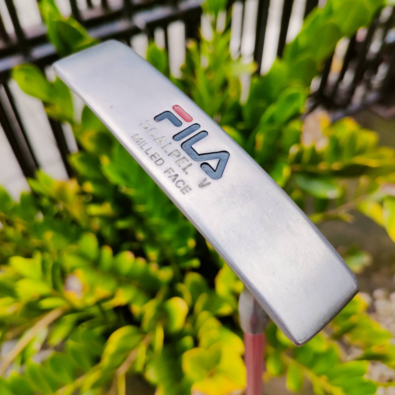 PUTTER FILA SCALPEL V ความยาว 34 นิ้ว หน้า MILLED ลึก ทำให้เกาะไลน์มากๆ พัตต์แม่นยำ น้ำหนักดีมาก ก้านกราไฟต์ ไม้กอล์ฟพรีเมี่ยมมือสอง ของแท้ By NakaraLuxurious