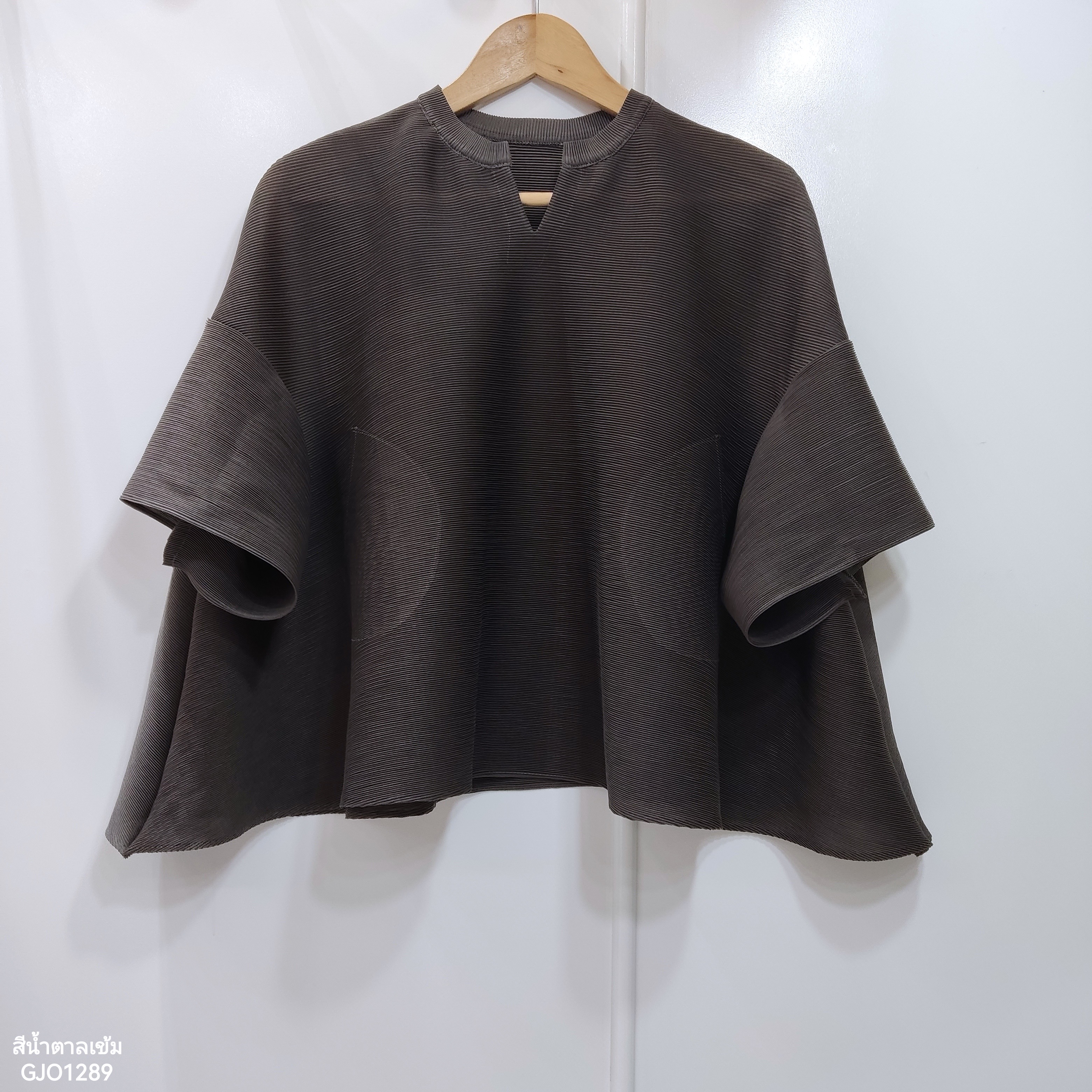 2MUAY รุ่น GJO1289 เสื้อพลีทคุณภาพ OPEN NECK FLARE SLEEVE PLEATED TOP สีดำ FREE SIZE