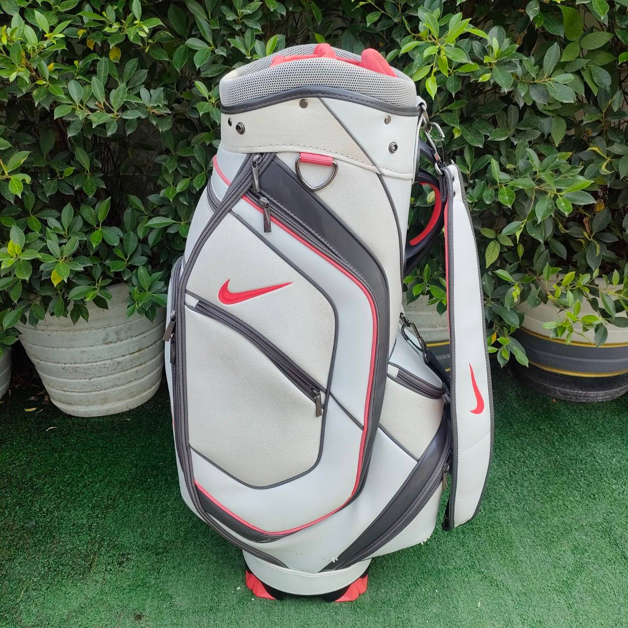 ถุงกอล์ฟ NIKE มือสอง ** ถุงกอล์ฟมีตำหนิ มีรอยลอก 2 จุด มีรุปให้ชมค่ะ **