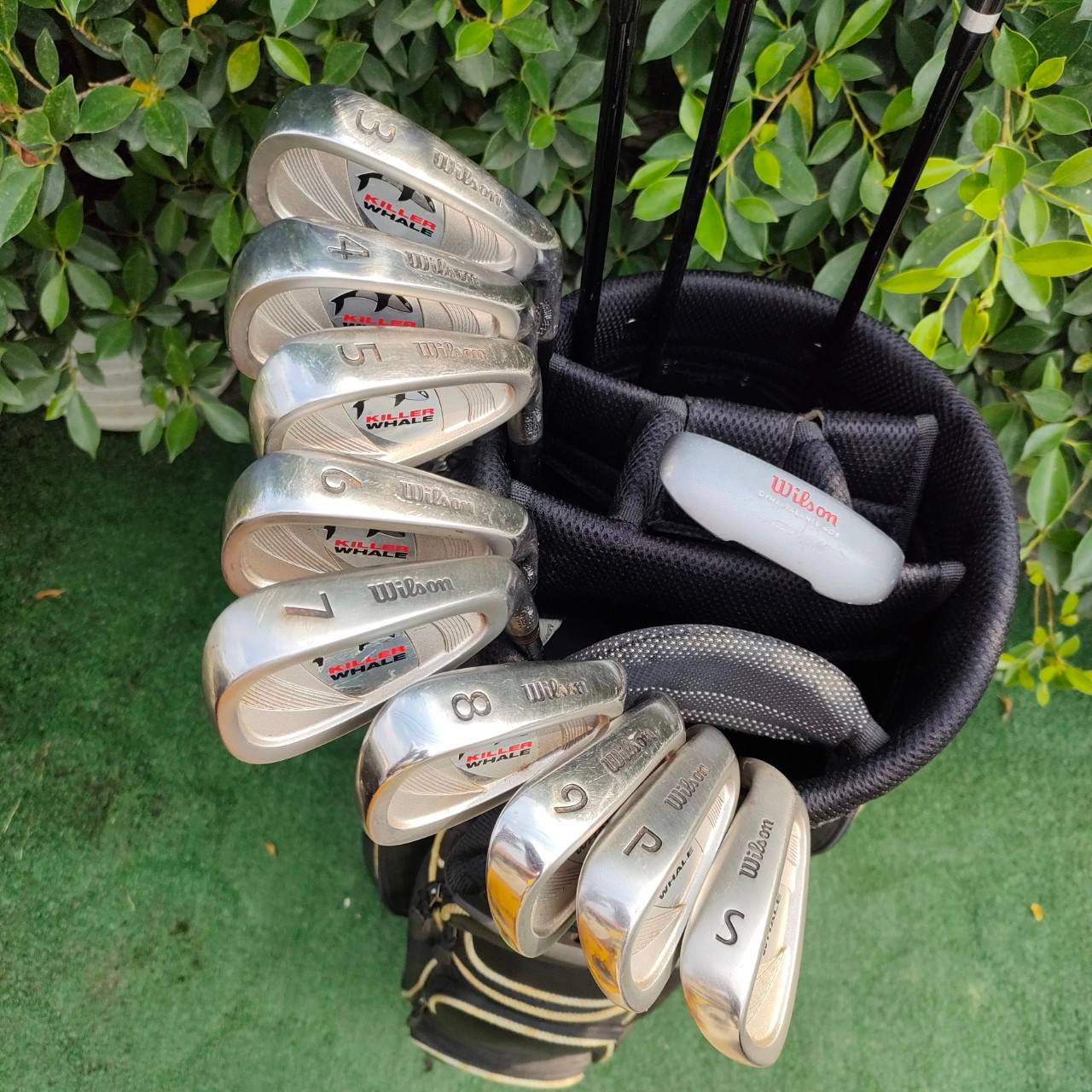 FULLSET WILSON KILLER WHALE ทั้งชุดประกอบด้วย หัวไม้ 1 3 5 ก้าน KILLER WHALE FLEX R ชุดเหล็ก 3-9 เเละ PW SW PUTTER WILSON พร้อมถุงกอล์ฟ WILSON เดิมๆทั้งชุด ครบเลยครับ พร้อมออกรอบได้เลยครับ ไม่ต้องซื้ออะไรเพิ่มแล้ว
