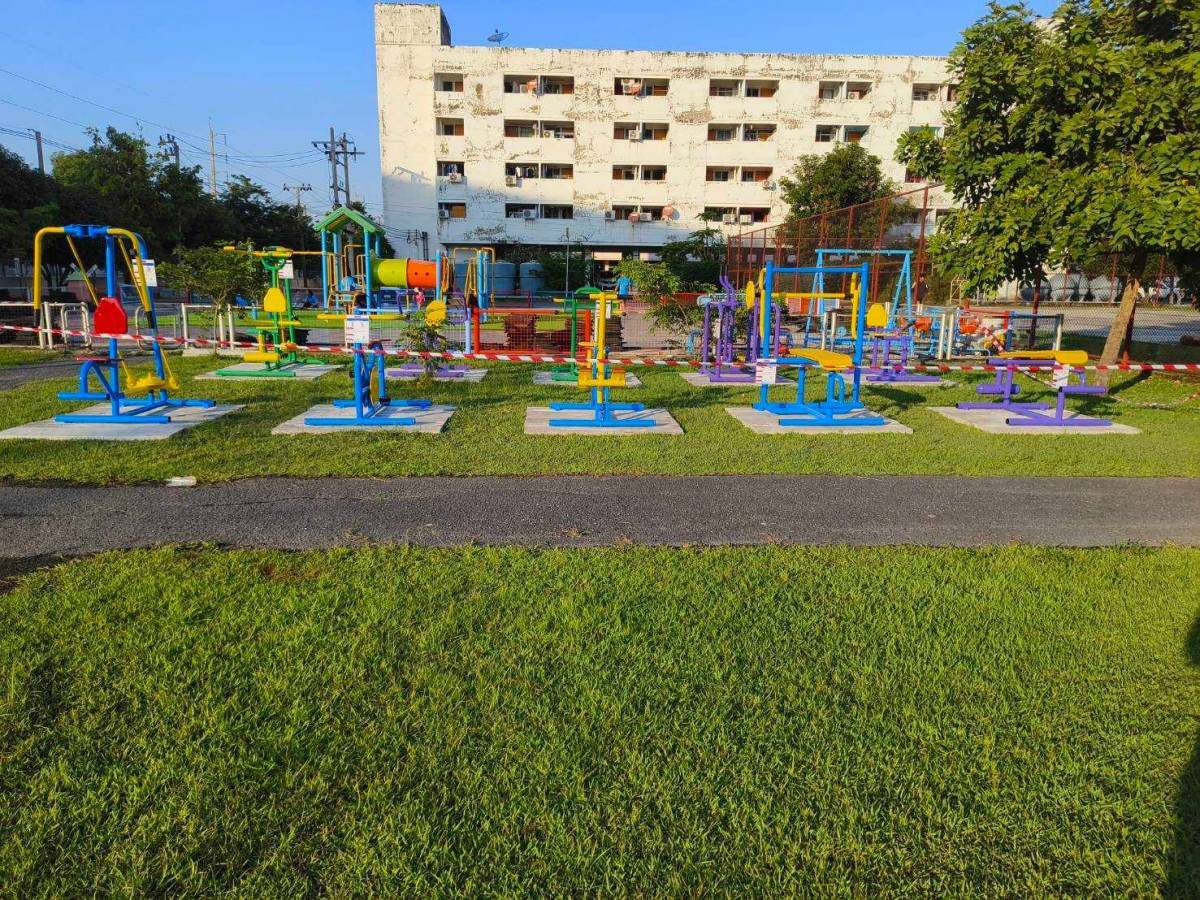 เครื่องออกกำลังกาย กลางแจ้ง ชุดอุปกรณ์ บริหารขา เข่า แบบขา ยกน้ำหนัก ลานกีฬา อเนกประสงค์ สนามกีฬา ผลิตในไทย สั่งทำตามสีที่ต้องการได้