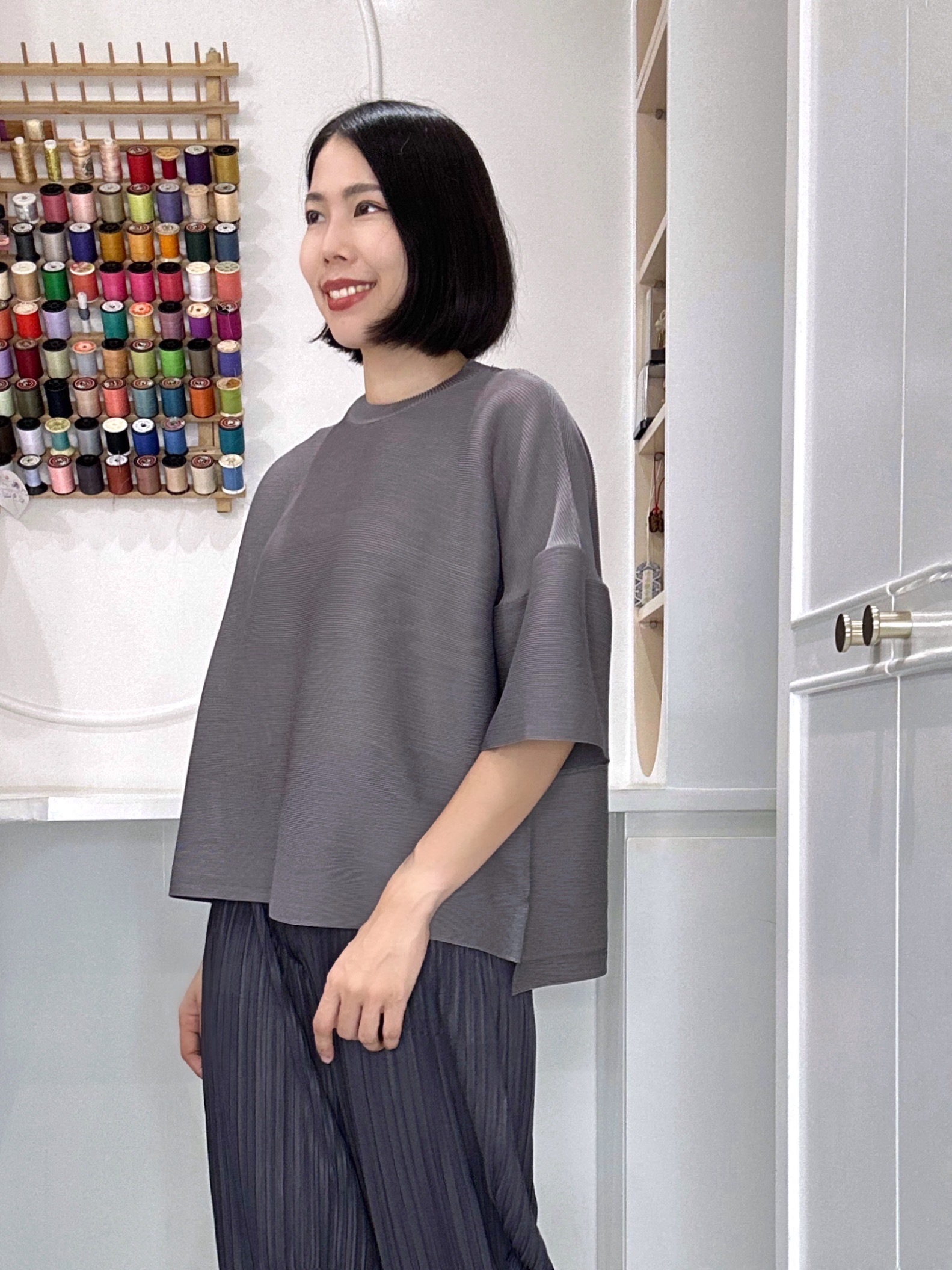 2MUAY รุ่น GJO1003 เสื้อพลีทคุณภาพ BELL SLEEVE PLEATED TOP สีดำ FREE SIZE