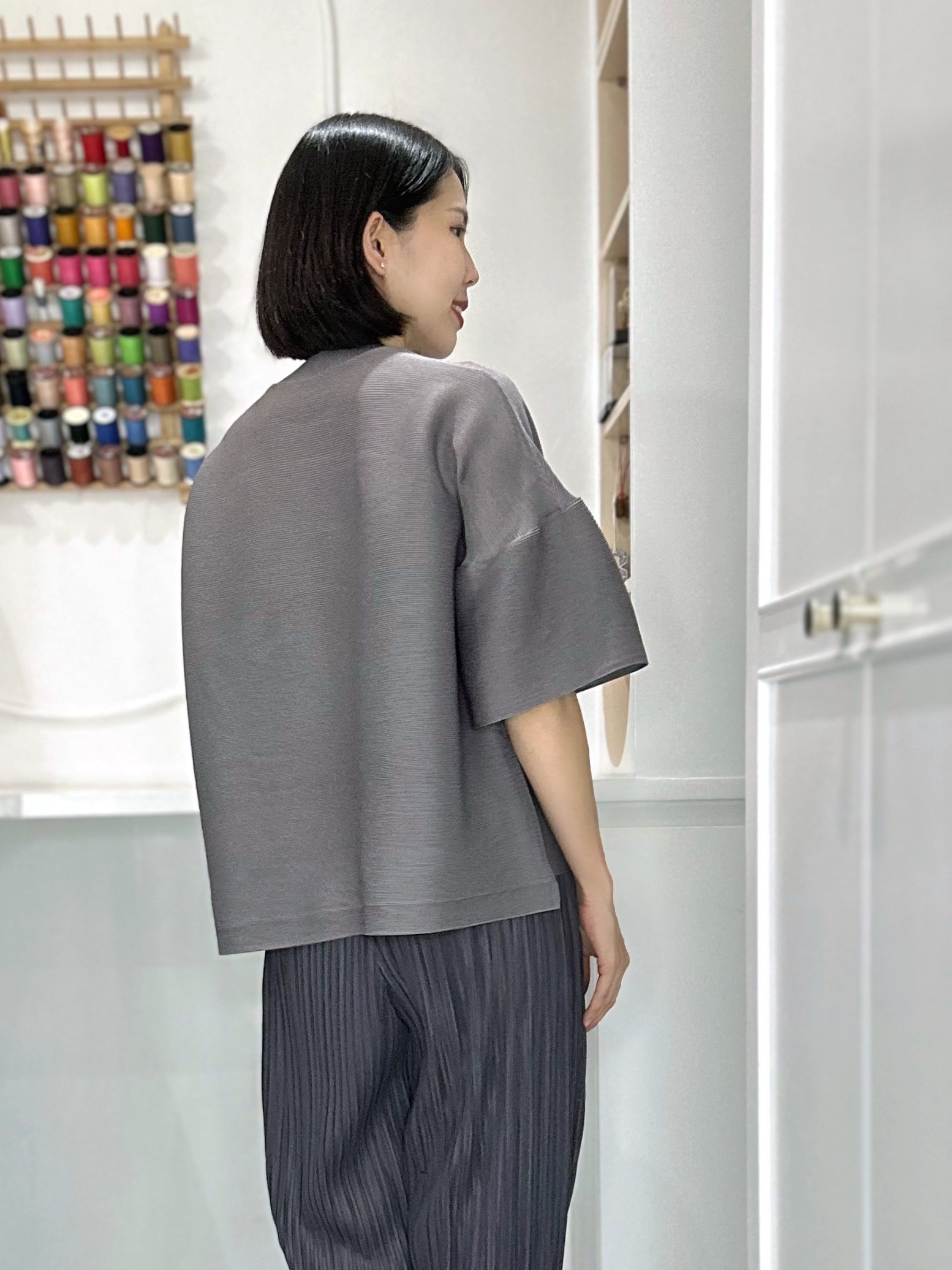 2MUAY รุ่น GJO1003 เสื้อพลีทคุณภาพ BELL SLEEVE PLEATED TOP สีดำ FREE SIZE