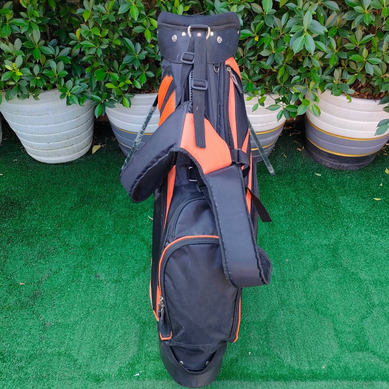 ถุงกอล์ฟ ขาตั้ง มือสอง สภาพสวยสมบูรณ์ มีสายสะพายหลัง ขาตั้งแข็งแรงมากๆครับ