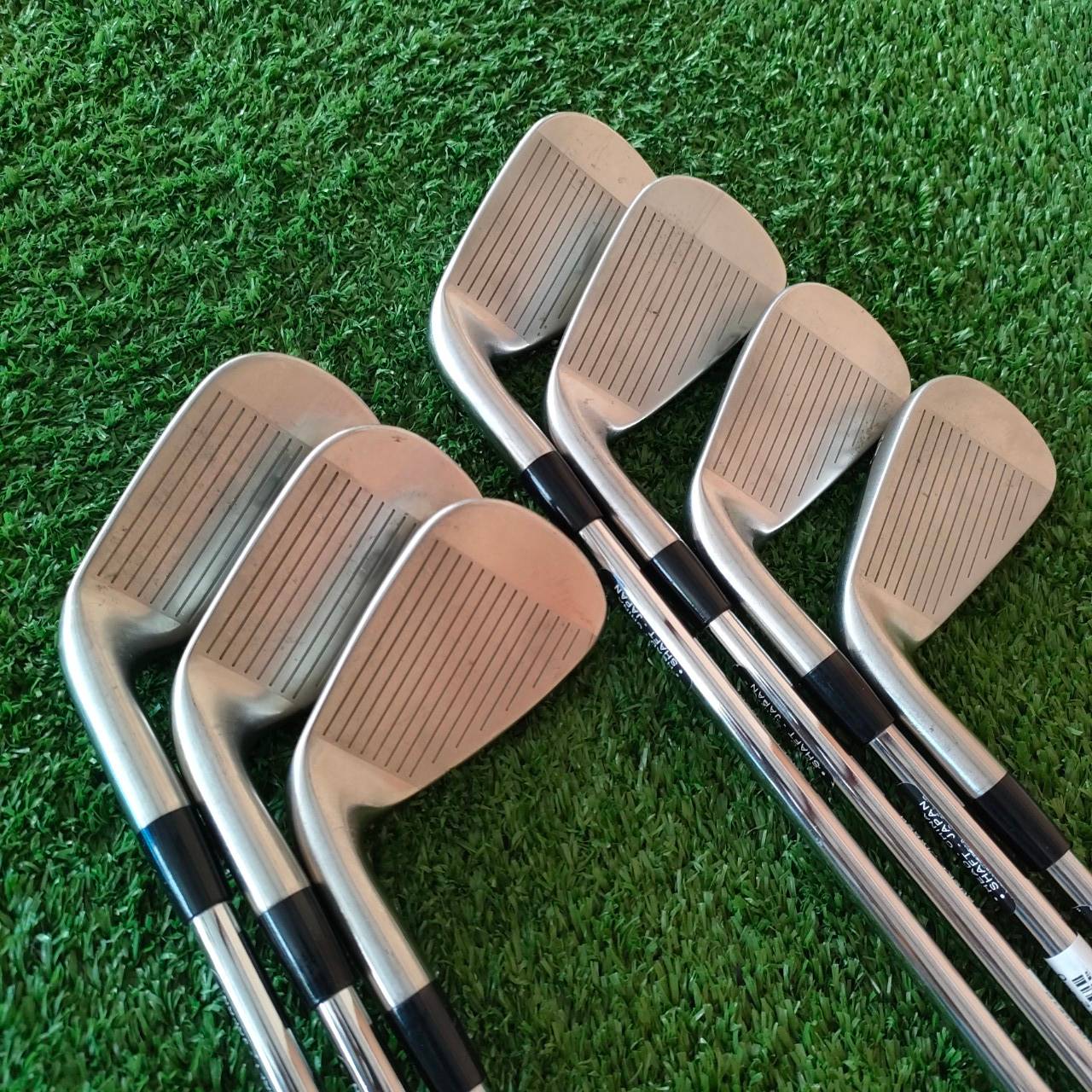 ชุดเหล็ก TITLEIST AP1 716 มีเหล็ก 5-9 เเละ PW SW ก้าน N.S.PRO 950 GH FLEX S สุดนี้สภาพสวยเดิม กริพใส่ GOLF PRIDE รุ่น กึ่งผ้าใบ ชิ้นละ 690 บาท ตอนนี้ ใบสภาพสวยมาก ก้านก็ดีมากทั้งชุด ตัว MADE IN JAPAN รุ่น 716 ตีดีมากกก ราคานี้ถูกที่สุดแน่นอน จองด่วนที่สุด